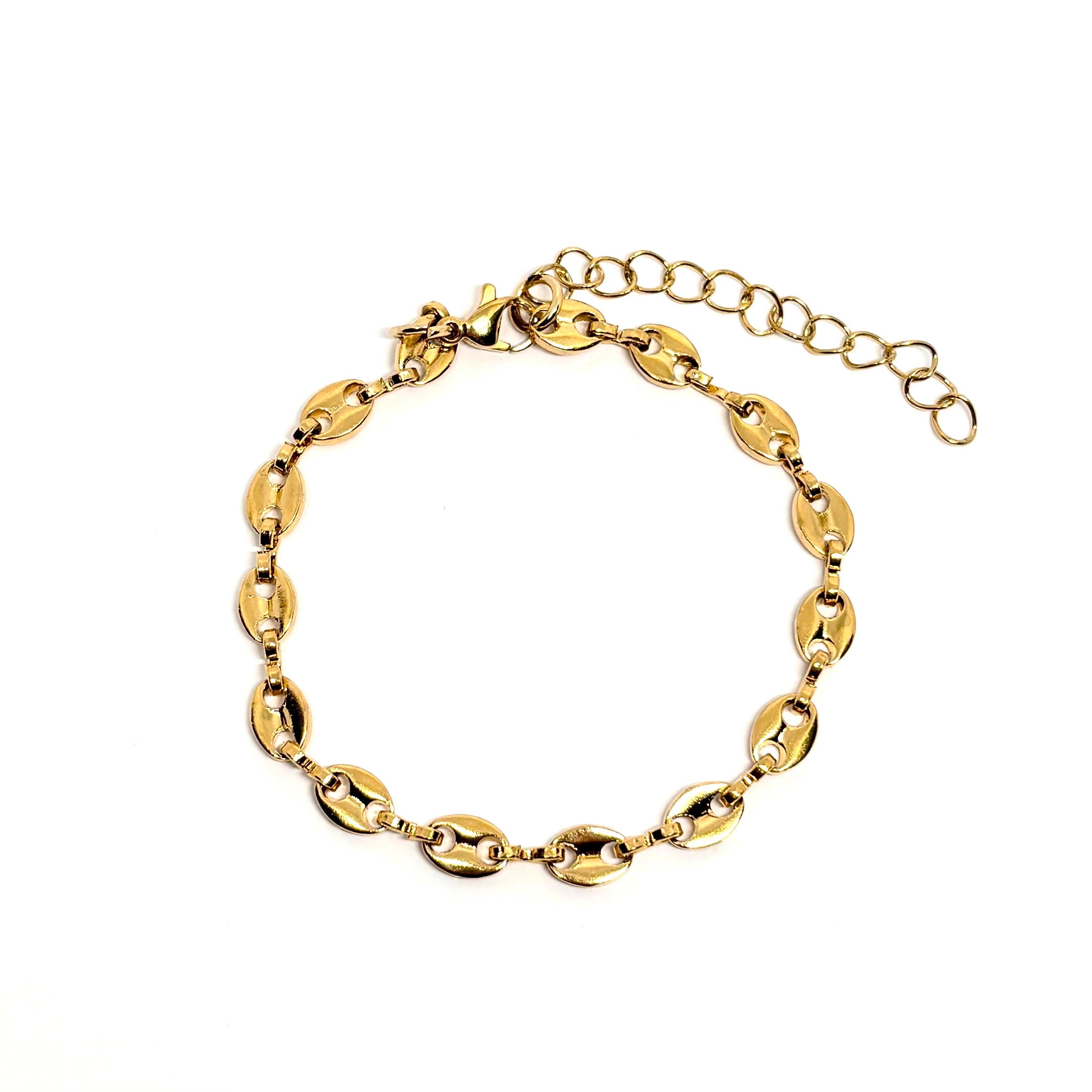 Bracelet femme en acier inoxydable couleur doré, composé de maillons ovales effet coquillage à la finition brillante. Bijou fin, ajustable et hypoallergénique, au design lumineux et raffiné, parfait pour un look chic et moderne